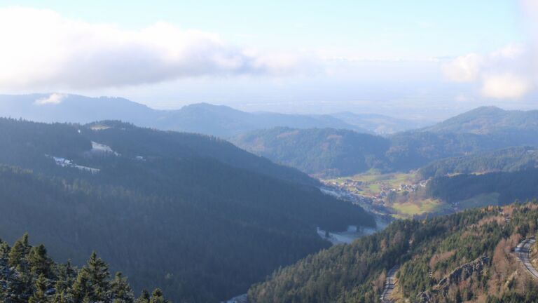 Dieses Bild zeigt eine Webcam-Aufnahme vom Achertal, aufgenommen am Dienstag, den 18.11.2025 um 14:00 Uhr. Die Temperatur betrug 5.7°C.