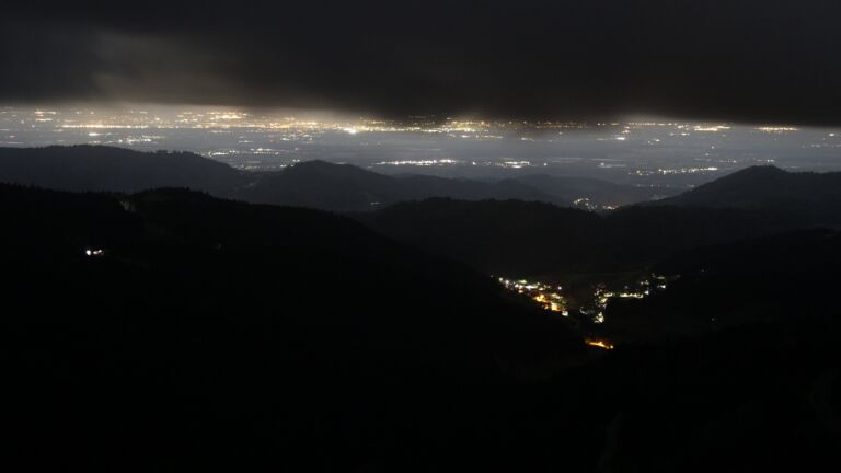 Dieses Bild zeigt eine Webcam-Aufnahme vom Achertal, aufgenommen am Sonntag, den 01.03.2026 um 04:00 Uhr. Die Temperatur betrug 3.3°C.