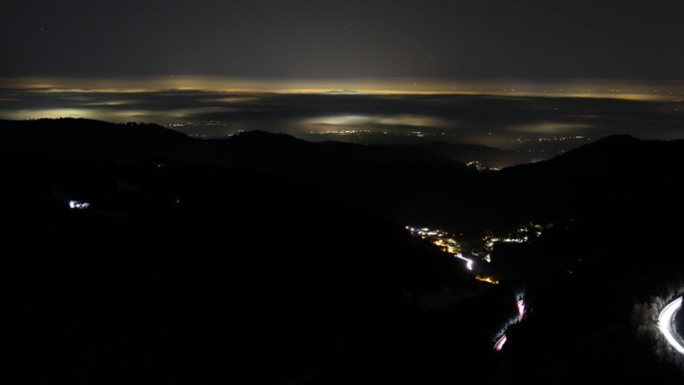 Dieses Bild zeigt eine Webcam-Aufnahme vom Achertal, aufgenommen am Samstag, den 22.11.2025 um 01:00 Uhr. Die Temperatur betrug -5.2°C.