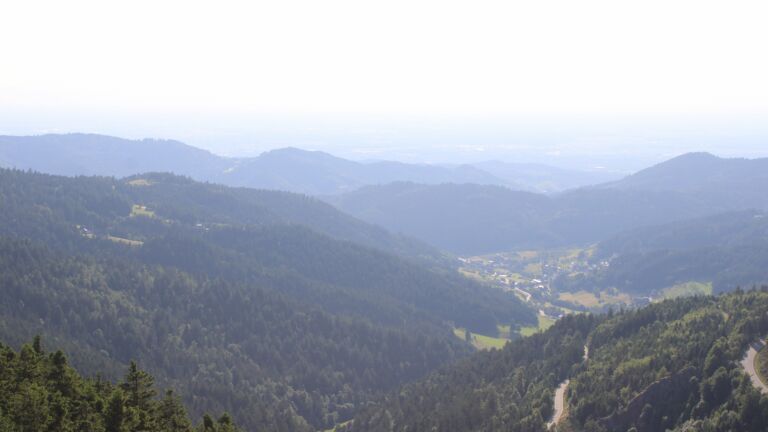 Dieses Bild zeigt eine Webcam-Aufnahme vom Achertal, aufgenommen am Montag, den 16.06.2025 um 18:40 Uhr. Die Temperatur betrug 15.6°C.