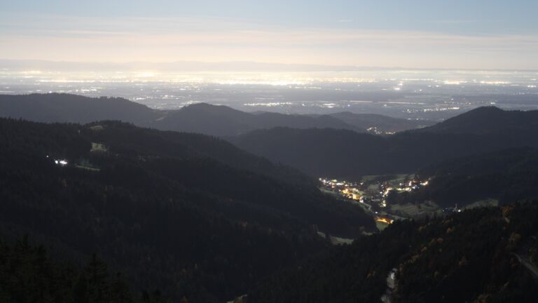 Dieses Bild zeigt eine Webcam-Aufnahme vom Achertal, aufgenommen am Dienstag, den 04.11.2025 um 04:00 Uhr. Die Temperatur betrug 6.2°C.