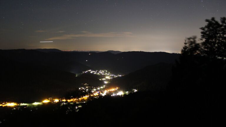 Dieses Bild zeigt eine Webcam-Aufnahme vom Achertal, aufgenommen am Sonntag, den 04.10.2026 um 00:00 Uhr. Die Temperatur betrug 15.7°C.