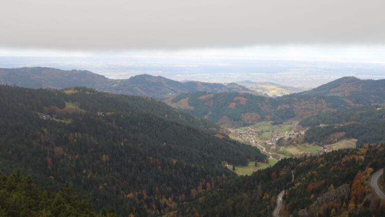 Dieses Bild zeigt eine Webcam-Aufnahme vom Achertal, aufgenommen am Dienstag, den 28.10.2025 um 14:40 Uhr. Die Temperatur betrug 5.9°C.