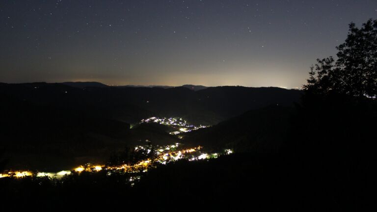 Dieses Bild zeigt eine Webcam-Aufnahme vom Achertal, aufgenommen am Mittwoch, den 17.06.2026 um 23:50 Uhr. Die Temperatur betrug 21.7°C.