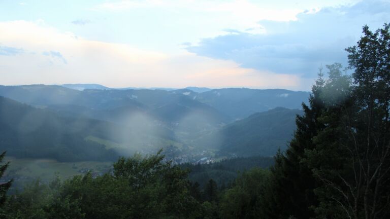 Dieses Bild zeigt eine Webcam-Aufnahme vom Achertal, aufgenommen am Donnerstag, den 16.07.2026 um 20:50 Uhr. Die Temperatur betrug 18.4°C.