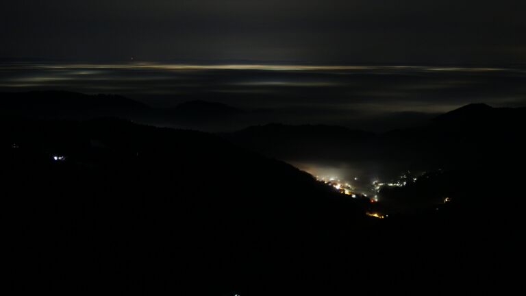 Dieses Bild zeigt eine Webcam-Aufnahme vom Achertal, aufgenommen am Sonntag, den 18.01.2026 um 01:00 Uhr. Die Temperatur betrug 5.6°C.