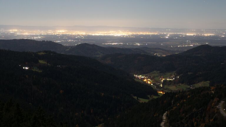 Dieses Bild zeigt eine Webcam-Aufnahme vom Achertal, aufgenommen am Dienstag, den 04.11.2025 um 01:00 Uhr. Die Temperatur betrug 6°C.