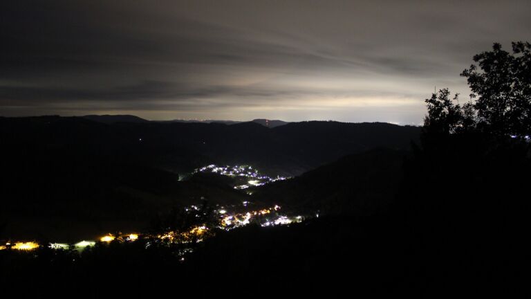 Dieses Bild zeigt eine Webcam-Aufnahme vom Achertal, aufgenommen am Mittwoch, den 19.08.2026 um 04:40 Uhr. Die Temperatur betrug 16.1°C.