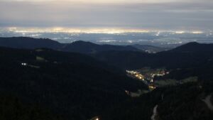 Dieses Bild zeigt eine Webcam-Aufnahme vom Achertal, aufgenommen am Mittwoch, den 03.12.2025 um 01:30 Uhr. Die Temperatur betrug 4.9°C.