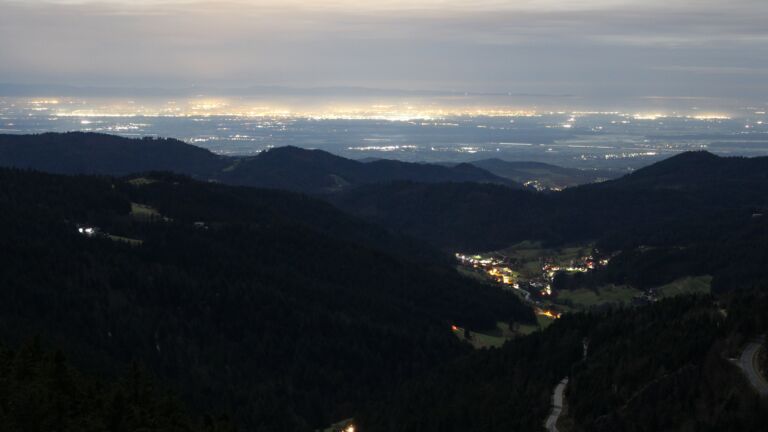 Dieses Bild zeigt eine Webcam-Aufnahme vom Achertal, aufgenommen am Mittwoch, den 03.12.2025 um 01:30 Uhr. Die Temperatur betrug 4.9°C.
