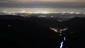 Dieses Bild zeigt eine Webcam-Aufnahme vom Achertal, aufgenommen am Freitag, den 10.04.2026 um 21:50 Uhr. Die Temperatur betrug 5.1°C.