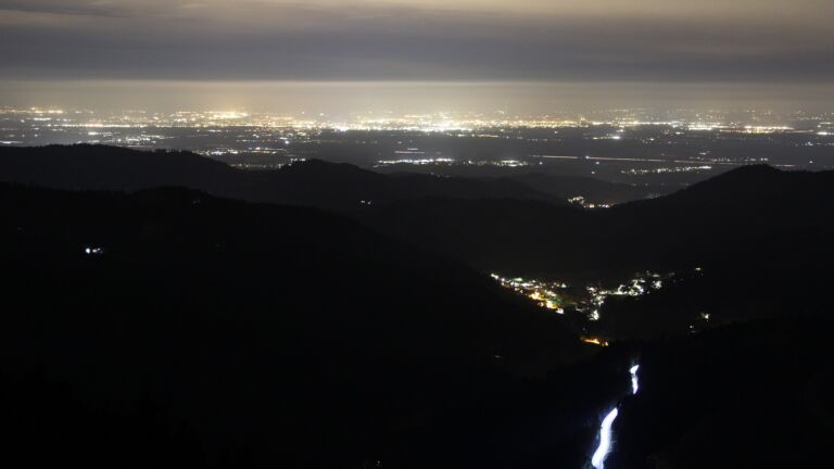 Dieses Bild zeigt eine Webcam-Aufnahme vom Achertal, aufgenommen am Freitag, den 10.04.2026 um 21:50 Uhr. Die Temperatur betrug 5.1°C.