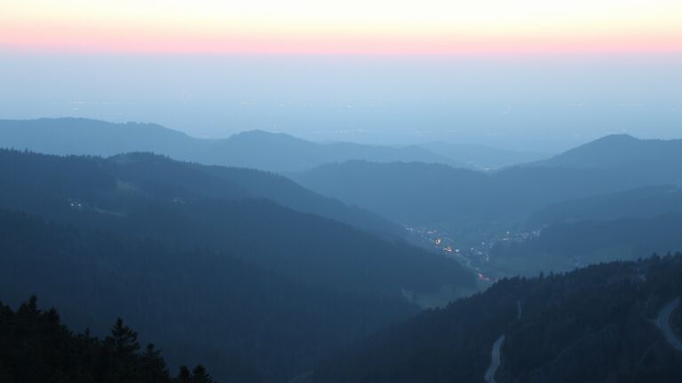 Dieses Bild zeigt eine Webcam-Aufnahme vom Achertal, aufgenommen am Sonntag, den 22.03.2026 um 19:10 Uhr. Die Temperatur betrug 5.3°C.