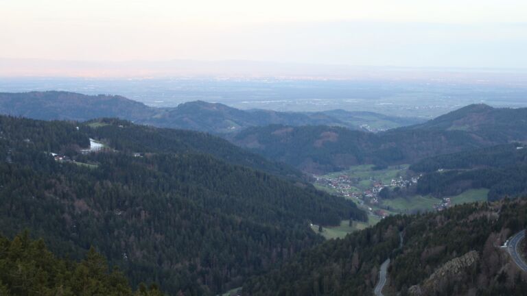 Dieses Bild zeigt eine Webcam-Aufnahme vom Achertal, aufgenommen am Sonntag, den 05.04.2026 um 07:10 Uhr. Die Temperatur betrug 9.6°C.