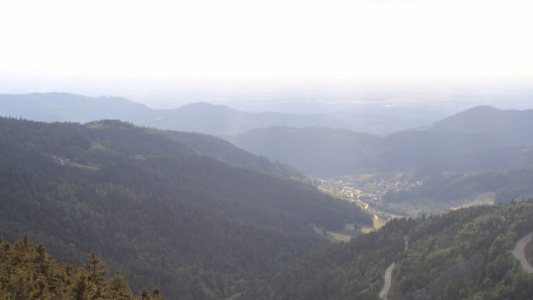 Dieses Bild zeigt eine Webcam-Aufnahme vom Achertal, aufgenommen am Sonntag, den 18.05.2025 um 19:10 Uhr. Die Temperatur betrug 11.9°C.