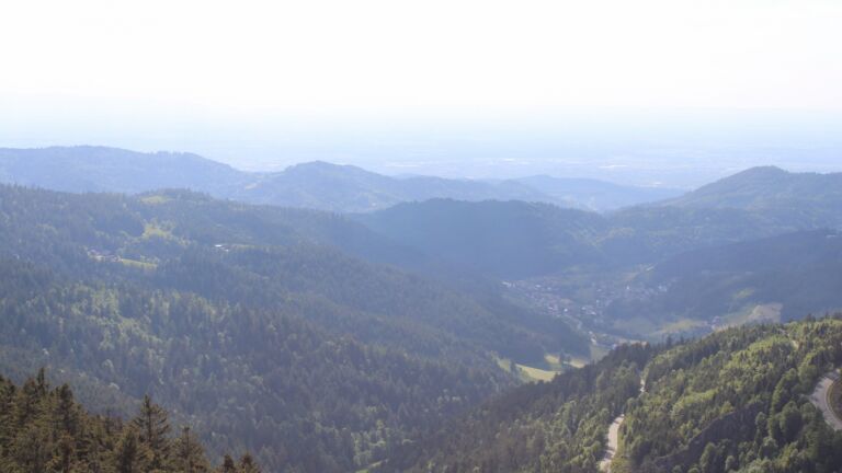 Dieses Bild zeigt eine Webcam-Aufnahme vom Achertal, aufgenommen am Sonntag, den 18.05.2025 um 17:40 Uhr. Die Temperatur betrug 12.6°C.