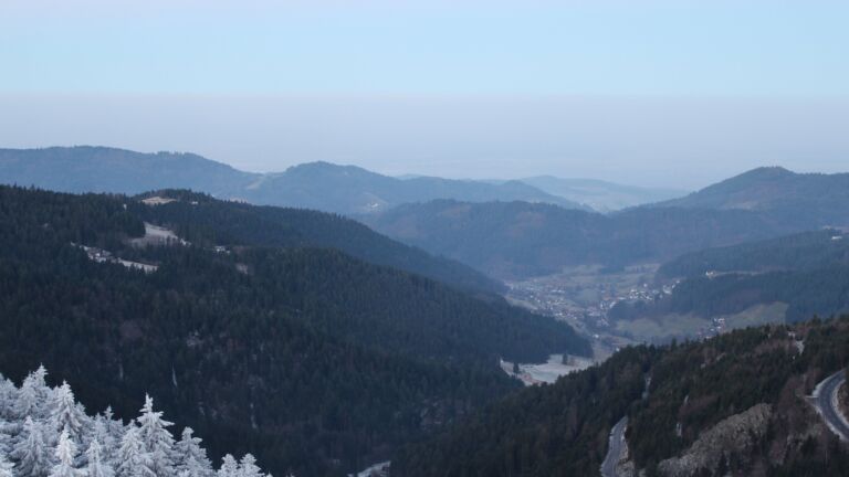 Dieses Bild zeigt eine Webcam-Aufnahme vom Achertal, aufgenommen am Freitag, den 26.12.2025 um 08:10 Uhr. Die Temperatur betrug 0.2°C.