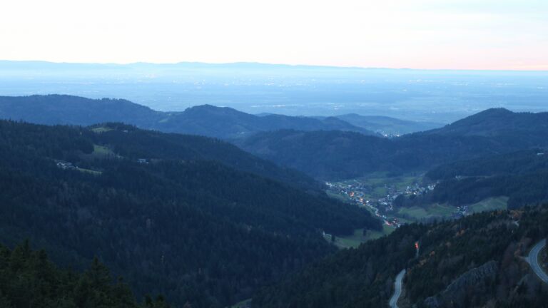 Dieses Bild zeigt eine Webcam-Aufnahme vom Achertal, aufgenommen am Mittwoch, den 12.11.2025 um 17:10 Uhr. Die Temperatur betrug 12°C.