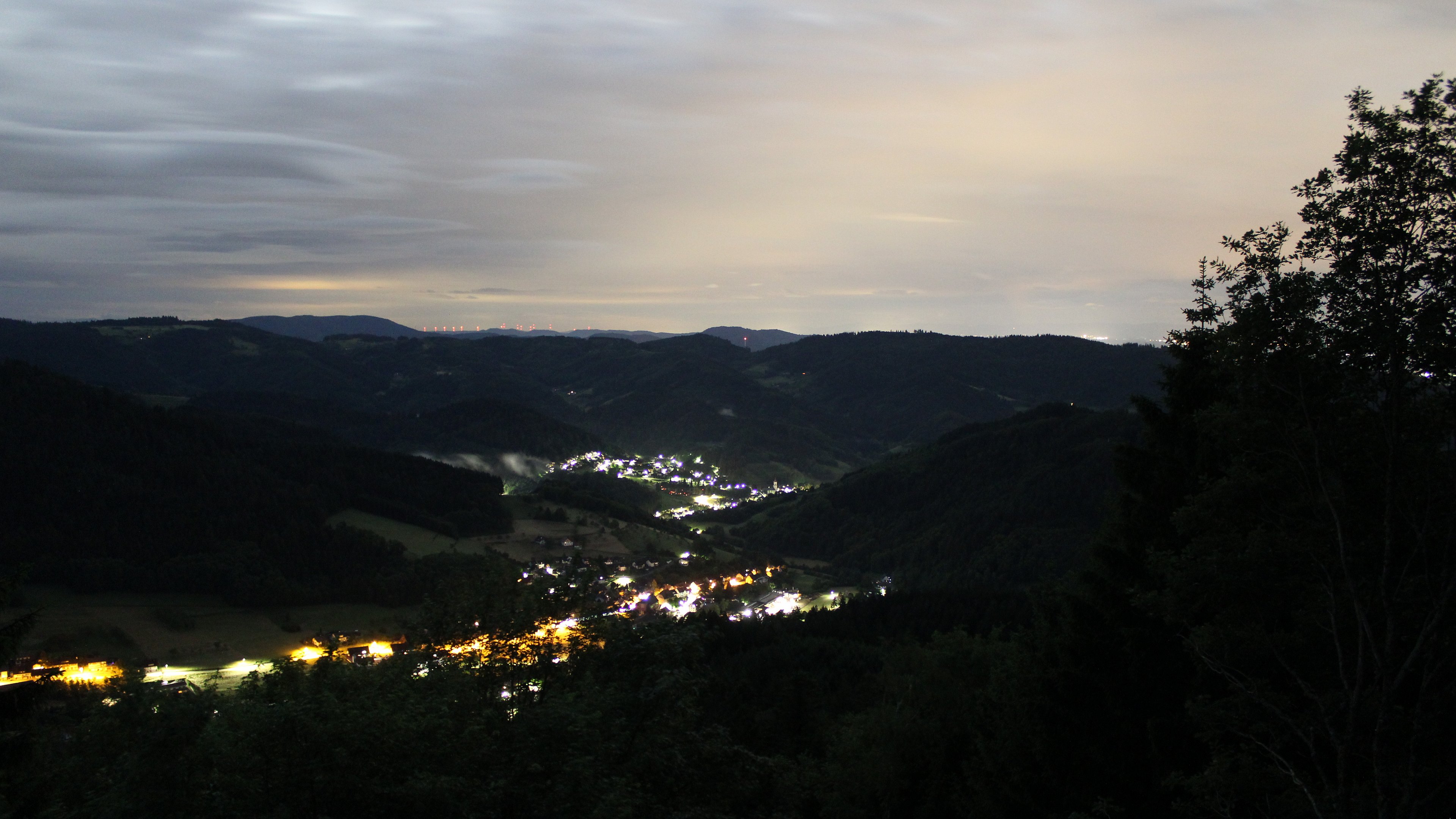 Dieses Bild zeigt eine Webcam-Aufnahme vom Achertal, aufgenommen am Montag, den 01.06.2026 um 01:30 Uhr. Die Temperatur betrug 12.5°C.