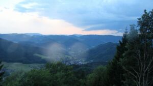 Dieses Bild zeigt eine Webcam-Aufnahme vom Achertal, aufgenommen am Donnerstag, den 16.07.2026 um 21:00 Uhr. Die Temperatur betrug 18.5°C.