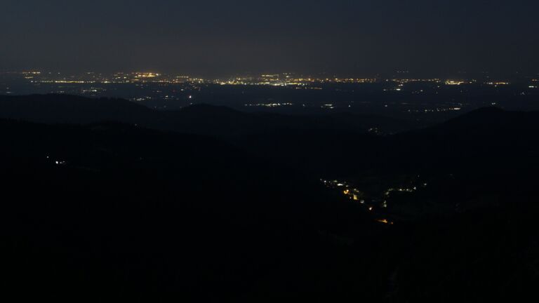 Dieses Bild zeigt eine Webcam-Aufnahme vom Achertal, aufgenommen am Montag, den 11.08.2025 um 05:00 Uhr. Die Temperatur betrug 15.9°C.