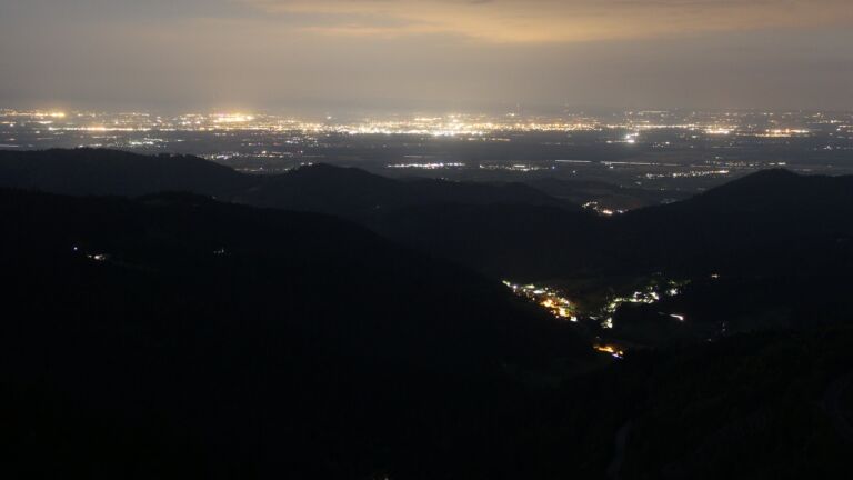 Dieses Bild zeigt eine Webcam-Aufnahme vom Achertal, aufgenommen am Montag, den 12.05.2025 um 22:50 Uhr. Die Temperatur betrug 10.2°C.