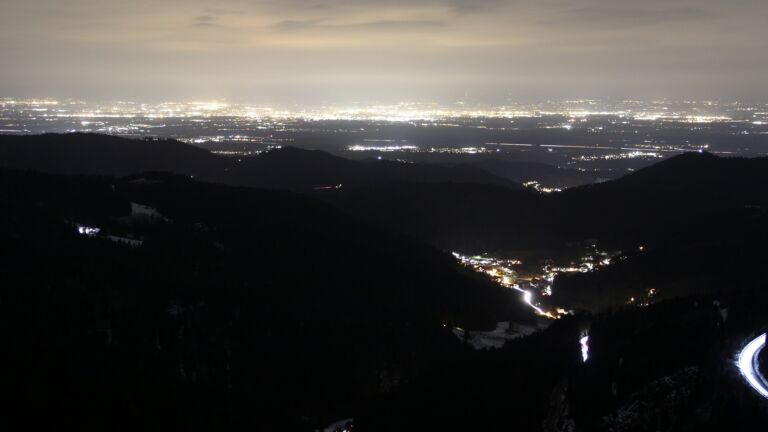 Dieses Bild zeigt eine Webcam-Aufnahme vom Achertal, aufgenommen am Mittwoch, den 14.01.2026 um 19:30 Uhr. Die Temperatur betrug 5.4°C.