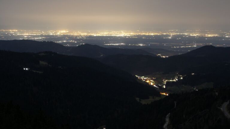 Dieses Bild zeigt eine Webcam-Aufnahme vom Achertal, aufgenommen am Donnerstag, den 26.02.2026 um 22:00 Uhr. Die Temperatur betrug 10.3°C.