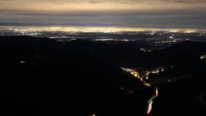 Dieses Bild zeigt eine Webcam-Aufnahme vom Achertal, aufgenommen am Samstag, den 29.11.2025 um 23:30 Uhr. Die Temperatur betrug 7.2°C.