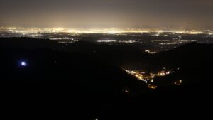 Dieses Bild zeigt eine Webcam-Aufnahme vom Achertal, aufgenommen am Donnerstag, den 18.12.2025 um 21:00 Uhr. Die Temperatur betrug 8.2°C.