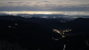 Dieses Bild zeigt eine Webcam-Aufnahme vom Achertal, aufgenommen am Dienstag, den 02.12.2025 um 03:00 Uhr. Die Temperatur betrug 2.2°C.