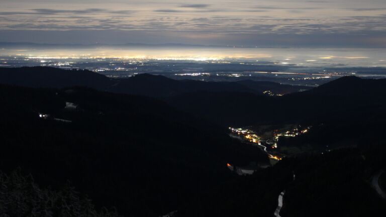 Dieses Bild zeigt eine Webcam-Aufnahme vom Achertal, aufgenommen am Dienstag, den 02.12.2025 um 03:00 Uhr. Die Temperatur betrug 2.2°C.