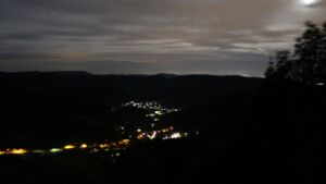 Dieses Bild zeigt eine Webcam-Aufnahme vom Achertal, aufgenommen am Freitag, den 23.10.2026 um 03:00 Uhr. Die Temperatur betrug 8.5°C.