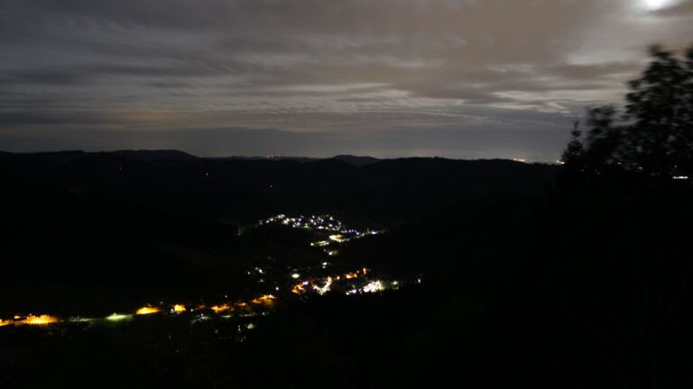 Dieses Bild zeigt eine Webcam-Aufnahme vom Achertal, aufgenommen am Freitag, den 23.10.2026 um 03:00 Uhr. Die Temperatur betrug 8.5°C.