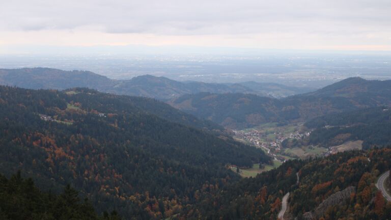 Dieses Bild zeigt eine Webcam-Aufnahme vom Achertal, aufgenommen am Donnerstag, den 16.10.2025 um 18:50 Uhr. Die Temperatur betrug 6.5°C.