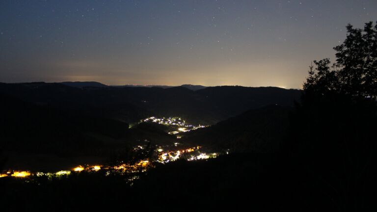 Dieses Bild zeigt eine Webcam-Aufnahme vom Achertal, aufgenommen am Mittwoch, den 22.07.2026 um 04:00 Uhr. Die Temperatur betrug 13.7°C.