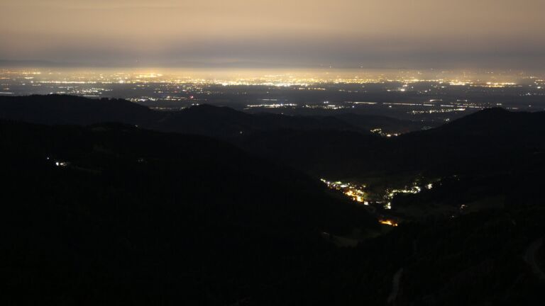 Dieses Bild zeigt eine Webcam-Aufnahme vom Achertal, aufgenommen am Freitag, den 03.10.2025 um 22:30 Uhr. Die Temperatur betrug 9.5°C.