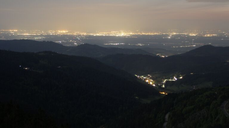 Dieses Bild zeigt eine Webcam-Aufnahme vom Achertal, aufgenommen am Donnerstag, den 08.05.2025 um 22:20 Uhr. Die Temperatur betrug 4.8°C.