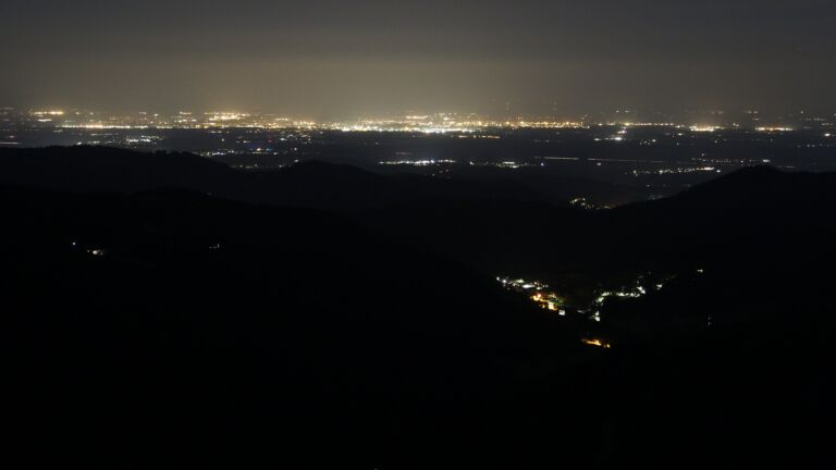 Dieses Bild zeigt eine Webcam-Aufnahme vom Achertal, aufgenommen am Mittwoch, den 18.06.2025 um 02:30 Uhr. Die Temperatur betrug 15.6°C.