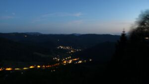 Dieses Bild zeigt eine Webcam-Aufnahme vom Achertal, aufgenommen am Donnerstag, den 21.05.2026 um 22:10 Uhr. Die Temperatur betrug 16.3°C.