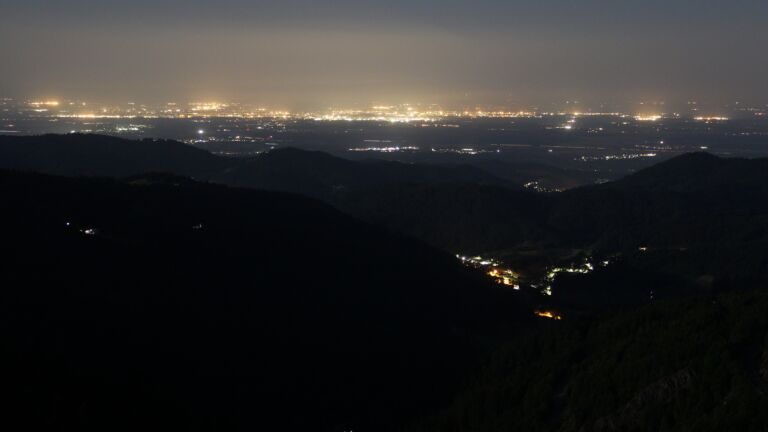 Dieses Bild zeigt eine Webcam-Aufnahme vom Achertal, aufgenommen am Donnerstag, den 15.05.2025 um 02:00 Uhr. Die Temperatur betrug 11.9°C.