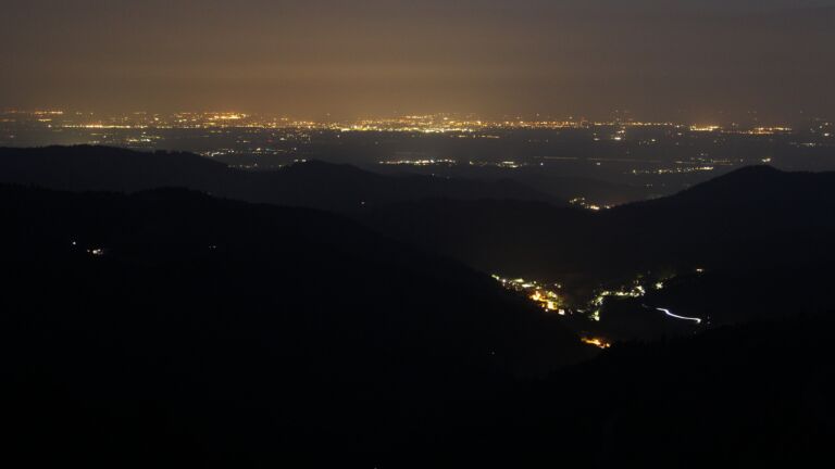 Dieses Bild zeigt eine Webcam-Aufnahme vom Achertal, aufgenommen am Donnerstag, den 12.06.2025 um 23:20 Uhr. Die Temperatur betrug 19.3°C.