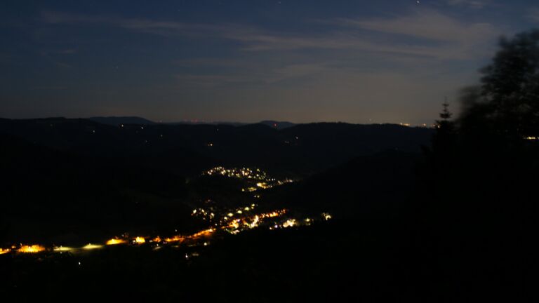 Dieses Bild zeigt eine Webcam-Aufnahme vom Achertal, aufgenommen am Samstag, den 23.05.2026 um 22:40 Uhr. Die Temperatur betrug 21.1°C.