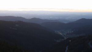 Dieses Bild zeigt eine Webcam-Aufnahme vom Achertal, aufgenommen am Sonntag, den 01.03.2026 um 18:40 Uhr. Die Temperatur betrug 7.1°C.