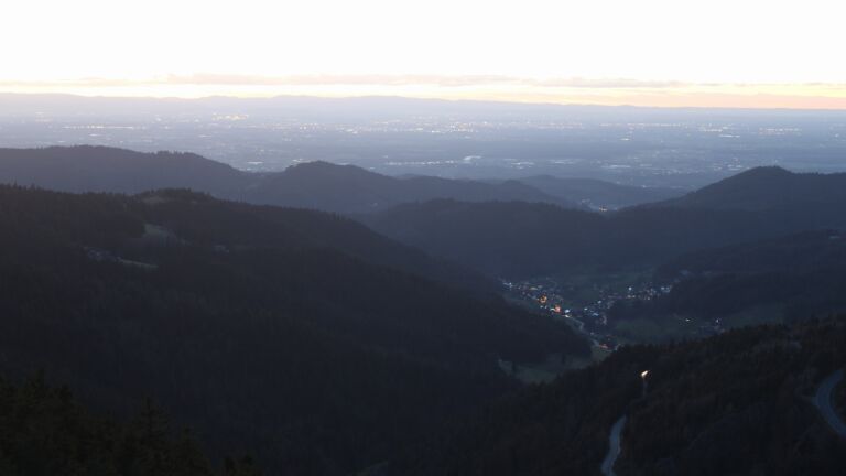 Dieses Bild zeigt eine Webcam-Aufnahme vom Achertal, aufgenommen am Sonntag, den 01.03.2026 um 18:40 Uhr. Die Temperatur betrug 7.1°C.