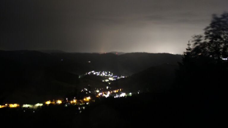 Dieses Bild zeigt eine Webcam-Aufnahme vom Achertal, aufgenommen am Freitag, den 12.06.2026 um 01:00 Uhr. Die Temperatur betrug 9.6°C.