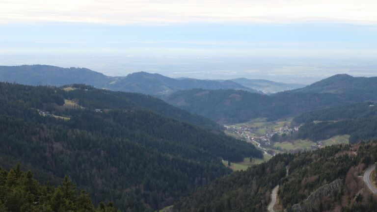 Dieses Bild zeigt eine Webcam-Aufnahme vom Achertal, aufgenommen am Dienstag, den 02.12.2025 um 16:00 Uhr. Die Temperatur betrug 4.8°C.