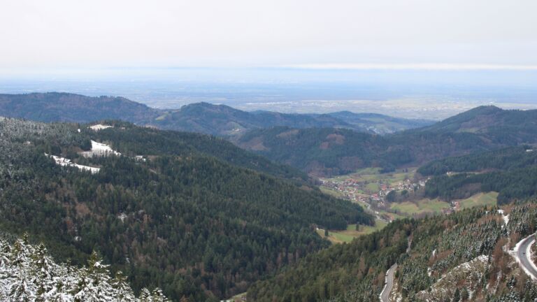 Dieses Bild zeigt eine Webcam-Aufnahme vom Achertal, aufgenommen am Freitag, den 28.11.2025 um 10:00 Uhr. Die Temperatur betrug 2.6°C.