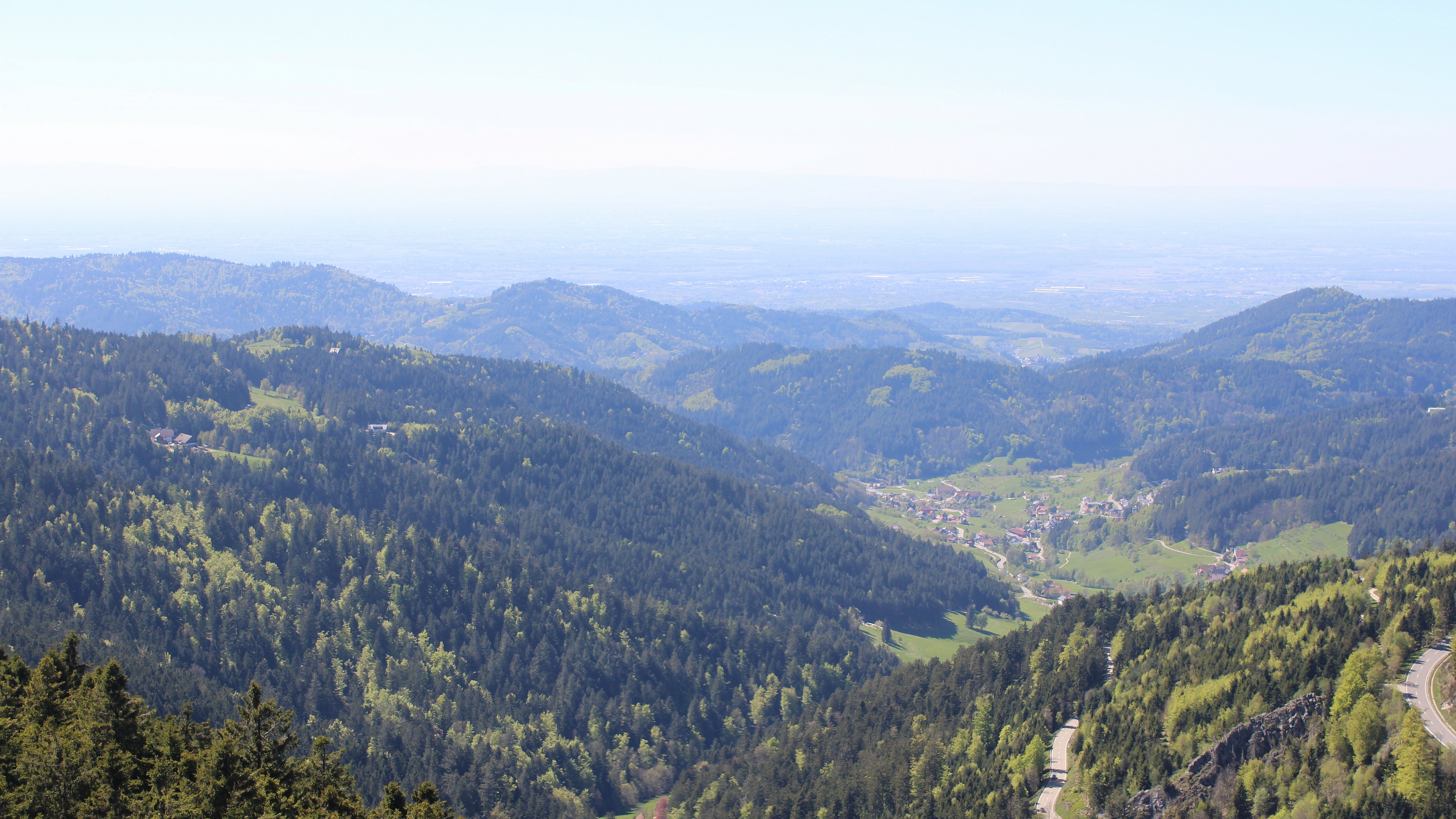 Dieses Bild zeigt eine Webcam-Aufnahme vom Achertal, aufgenommen am Samstag, den 25.04.2026 um 15:20 Uhr. Die Temperatur betrug 13.8°C.