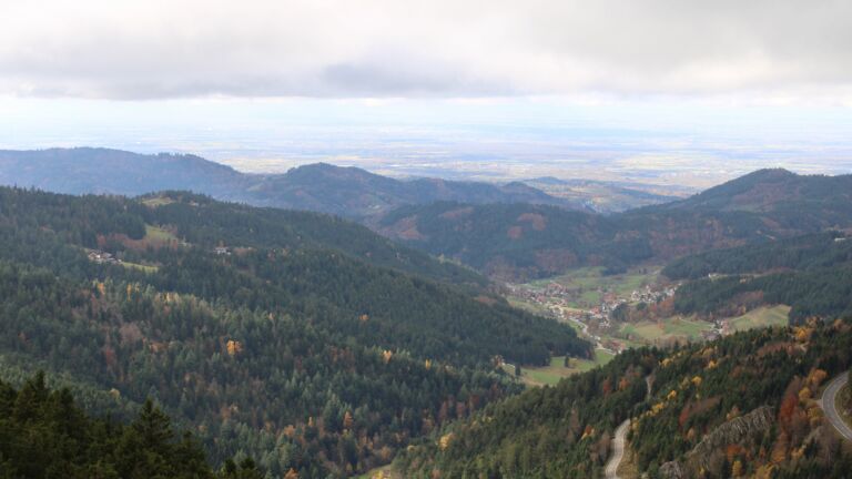 Dieses Bild zeigt eine Webcam-Aufnahme vom Achertal, aufgenommen am Montag, den 03.11.2025 um 12:30 Uhr. Die Temperatur betrug 5°C.